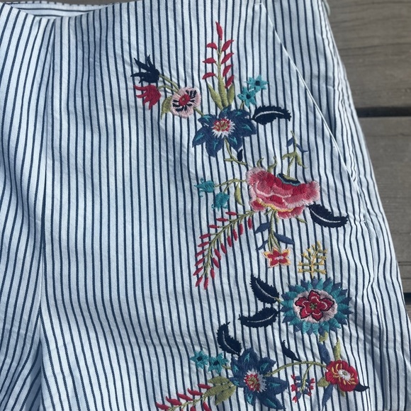 LOFT PINSTRIPE FLORAL EMBROIDERED SHORTS SIZE 4 - Picture 4 of 6
